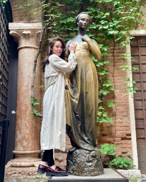 Roxanne McKee Instagram - Stumbled upon Romeo’s house before taking the the short walk to Juliet’s balcony where we met a throng of people queuing to touch the bronze statue of Juliet. Legend has it if you lay hands on her right breast you’ll be lucky in love. In honour of tradition we obliged, after all when in Rome (Verona)… 
It was only proper to finish the evening with a little fine dining @ristorantedari where the owner greeted us with tasty morsels and Italian charm. 
Verona is spectacularly beautiful I almost forgot I’m working. Back to #Run 💞