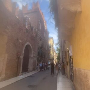 Roxanne McKee Instagram - Stumbled upon Romeo’s house before taking the the short walk to Juliet’s balcony where we met a throng of people queuing to touch the bronze statue of Juliet. Legend has it if you lay hands on her right breast you’ll be lucky in love. In honour of tradition we obliged, after all when in Rome (Verona)… 
It was only proper to finish the evening with a little fine dining @ristorantedari where the owner greeted us with tasty morsels and Italian charm. 
Verona is spectacularly beautiful I almost forgot I’m working. Back to #Run 💞