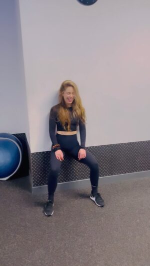 Roxanne McKee Instagram - Here’s your weekend challenge! 
The ‘wall spin’ 
Err… it’s a lot harder than it looks! 🥸
Wear a helmet and go fast! 
Try it. If you find it super hard you might need to do some stretches for your back and hip flexors x 
*
*
#mobilitychallenge #moveyourbody #play
