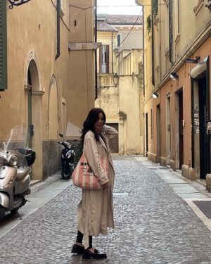 Roxanne McKee Instagram - Stumbled upon Romeo’s house before taking the the short walk to Juliet’s balcony where we met a throng of people queuing to touch the bronze statue of Juliet. Legend has it if you lay hands on her right breast you’ll be lucky in love. In honour of tradition we obliged, after all when in Rome (Verona)… 
It was only proper to finish the evening with a little fine dining @ristorantedari where the owner greeted us with tasty morsels and Italian charm. 
Verona is spectacularly beautiful I almost forgot I’m working. Back to #Run 💞