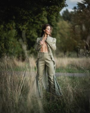 Roxanne McKee Instagram - Feeling very Midsummer Night’s Dream in Hector Maclean 💚
for @cutlermagazine 
Fashion @hectormacleanlondon 
📸 @scarlettwarrick