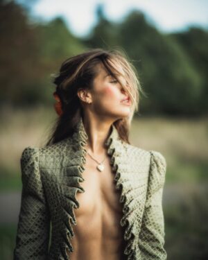 Roxanne McKee Instagram - Feeling very Midsummer Night’s Dream in Hector Maclean 💚
for @cutlermagazine 
Fashion @hectormacleanlondon 
📸 @scarlettwarrick