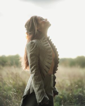 Roxanne McKee Instagram - Feeling very Midsummer Night’s Dream in Hector Maclean 💚
for @cutlermagazine 
Fashion @hectormacleanlondon 
📸 @scarlettwarrick