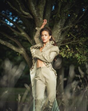 Roxanne McKee Instagram - Feeling very Midsummer Night’s Dream in Hector Maclean 💚
for @cutlermagazine 
Fashion @hectormacleanlondon 
📸 @scarlettwarrick