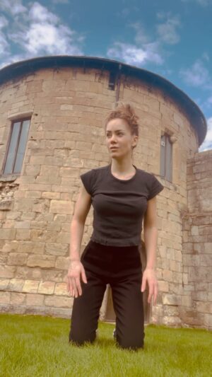 Roxanne McKee Instagram - Can you do this? 😉
Start on all fours, hands behind back one at a time while bent forward, chin to the floor without hands and snatch back. Castle is optional. 
#movementchallenge #moveyourbodyeveryday #mobilitytraining