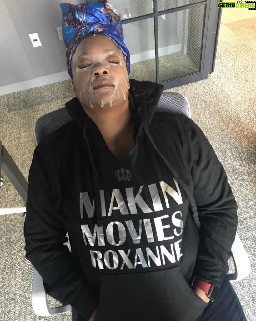 Roxanne Shanté Instagram - You must give a moment to yourself to give your best work then it’s Up and at it check my bio for my mask and brush cream I use it for everything