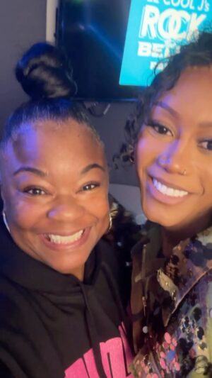 Roxanne Shanté Instagram - When @munilong finds out I make a mean banana puddin yes puddin no g 😀 she stops by to have a nice day @plzbelieveit