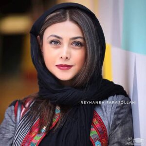 Roya Teymourian Instagram - "اعتراض انجمن صنفی بازیگران سینما به حکم صادره برای آزاده صمدی"

سینما و تئاتر از شاخصه های فرهنگی هر کشور بوده و تخریب اهالی هنر نتیجه ای جز برهم خوردن امنیت روانی جامعه ندارد.
با توجه به انتشار حکم صادره برای خانم آزاده صمدی که بسیار عجیب، حیرت آور و بخش هایی از آن تحقیرآمیز بوده است و چون در این حکم، ایشان مشمول ممنوعیت از کار بازیگری، خروج از کشور و حتی استفاده از فضاهای مجازی، ارتباطی و مخابراتی نیز گردیده اند، این انجمن بنابر وظیفه صنفی حمایت از فعالیت های شغلی و پیگیری در احقاق حقوق حرفه ای اعضای خود، اعتراض بسیار شدید نسبت به صدور این حکم را اعلام می نماید.
از آنجا که افراد دیگری از اعضای این انجمن نیز در انتظار رسیدگی های مشابه هستند، نگرانی جدی خود را ابراز نموده و انتظار داریم قوه قضائیه با درایت کامل، تضمین اصل دادرسی عادلانه و حفظ حرمت اشخاص، آرامش را به جامعه و فضای فرهنگی و هنری کشورمان بازگرداند.

هیئت مدیره انجمن صنفی بازیگران سینما
 #آزاده_صمدی