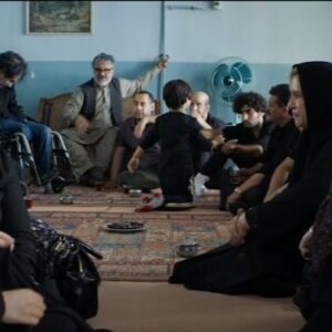 Roya Teymourian Instagram - همزمان با اکران در سینمای رسانه؛
لحظاتی از فیلم سینمایی #شادروان منتشر شد

ناسلامتی ما بابامون مرده ها!

در خلاصه داستان شادروان آمده:
"پدر خانواده‌ای می‌میرد. اما مساله‌ خانواده نه مرگ پدر بلکه رسیدگی به مهمانانی‌ست که آمده‌اند و خوش می‌گذرانند و تا جنازه را دفن نکنند، نمی‌روند؛ جنازه‌ای که انگار قرار نیست به این زودی‌ها دفن شود..."
.
سینا مهراد، گلاره عباسی، نازنین بیاتی، بهرنگ علوی، با هنرمندی رویا تیموریان بازیگران این فیلم سینمایی هستند.

کارگردان: حسین نمازی
تهیه کننده:عباس نادران
@sinamehraad
@gelarehabbasi
@bayati__nazanin
@behrangalavi_official
@royateymourian
@hossein.namazi1982
@abbas.naderan
@shadravan_movie