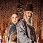 Roya Teymourian Instagram - . سیاست میرزا آقاخان نوری و تجارت کفایت بانو ❤️ ‌. #عاشقانه جیران روایتگر داستان عشق ناصرالدین شاه به جیران و خرده روایت های دربار اوست. . روایت هشتم از این سریال دیدنی و جذاب همین حالا قابل تماشاست. . #جیران را هر جمعه، به‌صورت اختصاصی در #فیلیمو تماشا کنید. . کارگردان: حسن فتحی تهیه‌کننده: اسماعیل عفیفه نویسندگان: احسان جوانمرد و حسن فتحی . @filimoshot ‏@jeyranseries_official