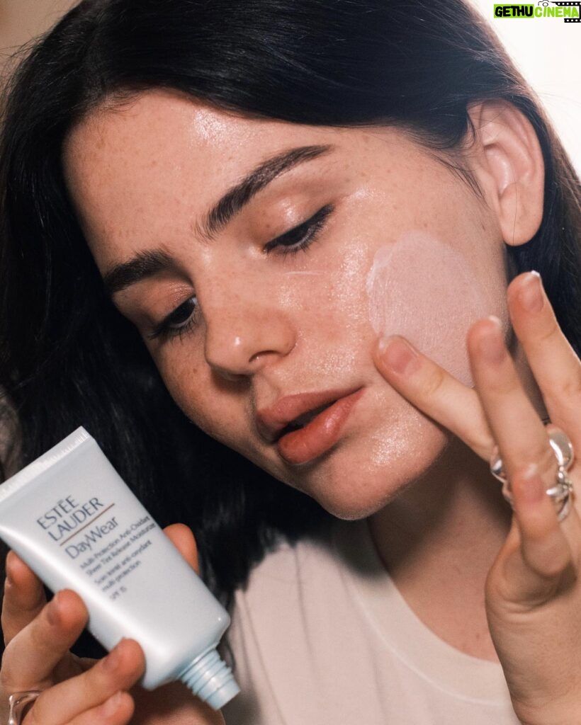 Ruby O. Fee Instagram - Anzeige Day and night! ✨ My daily beauty routine with @esteelaudergermany starts in the morning with my beloved Tinted Moisturizer DayWear Sheer Tint. It keeps my skin youthful and fresh and gives my skin a sun-kissed glow. In the evening, I use the Advanced Night Repair Serum. It helps regenerate the skin overnight and prevent fine lines. You can currently get a 30% discount on some of the most popular beauty products online #advancednightrepair