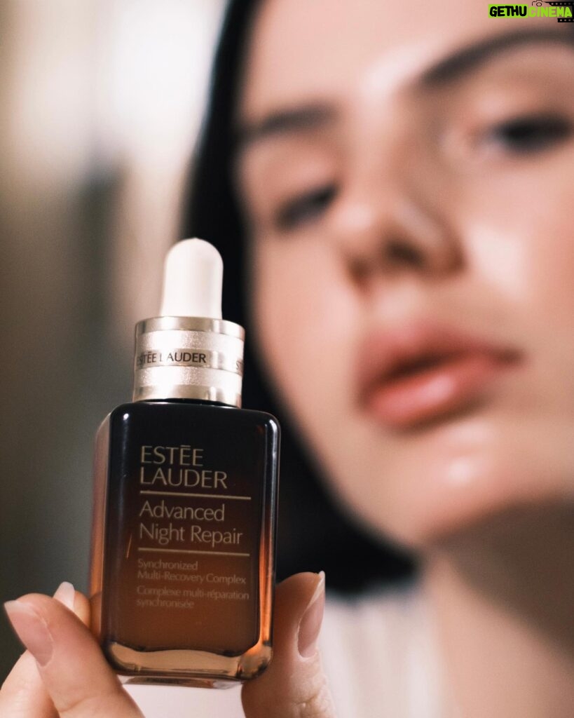 Ruby O. Fee Instagram - Anzeige Day and night! ✨ My daily beauty routine with @esteelaudergermany starts in the morning with my beloved Tinted Moisturizer DayWear Sheer Tint. It keeps my skin youthful and fresh and gives my skin a sun-kissed glow. In the evening, I use the Advanced Night Repair Serum. It helps regenerate the skin overnight and prevent fine lines. You can currently get a 30% discount on some of the most popular beauty products online #advancednightrepair