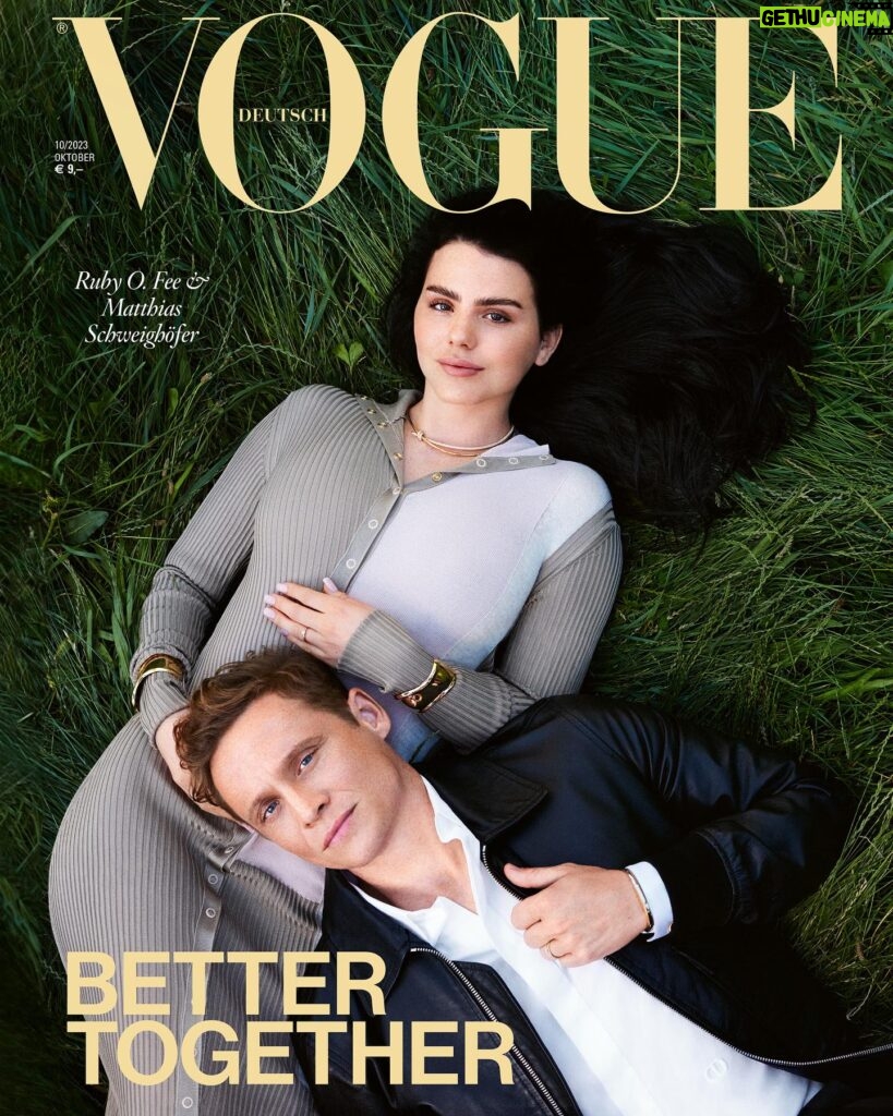 Ruby O. Fee Instagram - Das Motto unserer Oktober-Ausgabe lautet "Better Together". Ein gutes Beispiel ist unser Coverpaar, das Schauspiel-Couple Ruby O. Fee und Matthias Schweighöfer. Er ist einer der wenigen Deutschen, die große Hollywoodrollen bekommen, jüngst im Blockbuster "Oppenheimer". Sie baut gerade in Berlin eine eigene Produktionsfirma auf. Ihre charakterlichen Unterschiede scheinen sich perfekt zu ergänzen. Mehr über das Paar lesen Sie schon jetzt auf VOGUE.de und ab Samstag, 7. Oktober 2023 im neuen Heft. #voguegermany #voguecover #vogueoctober (Cover-Stars: @rubyofee und @matthiasschweighoefer für @voguegermany; Foto: @paulwetherellstudio; Styling: @michael_philouze; Head of Editorial Content: @_kerstinweng; Haare und Make-up für Ruby O’Fee: @michael.mua; Haare und Make-up für Matthias Schweighöfer: @chackachang; Setdesign: @stefanie_grau; Modeassistenz: #sarahmorell; Fotoassistenz: @markphilipsimpson, @liammulliganphoto; Digital Operator: #louisheadlem; Tailoring: #gudrunkaindl; Produktion: @yawnnis, #filizserenyele; Location Scouting: @plush.74; Produktionsassistenz: #robinwasch, @drywamartin; Casting: @dominikwho; Visual Director: @jamiedspence; Global Creative Director: @juancp; Interview: @crushedcrushedcrushed; Mit herzlichem Dank an das Hotel @telegraphenamt.berlin; Ruby O. Fee trägt ein Kleid von @fendi. Kette und Armreife von @tiffanyandco. Matthias Schweighöfer trägt ein Hemd und eine Lederjacke von @dior. Armreif von @tiffanyandco)