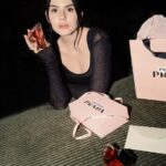 Ruby O. Fee Instagram – Anzeige/ 
Friendships hold a special place in my life, and I always start thinking ahead about what to gift my friends. Prada Paradoxe embodies the versatility within women and the boldness to embrace these diverse aspects. I love the message it conveys! By the way, the fragrance composition is genuinely impressive. 🤍🦋 @pradabeauty #pradagiftfactory #pradabeauty #pradaparadoxe #neverthesamealwaysmyself #pradafragrance