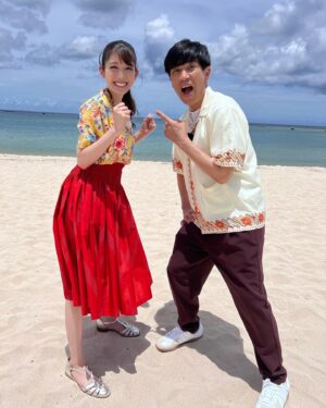 Ruka Matsuda Instagram - 遅くなってしまいました…！
NHK『ロコだけが知っている』ご覧いただいた皆様、ありがとうございました🌺
明日21日の午後2:05〜再放送の予定もありますので、見逃した方や、うちの地域じゃ放送なかったよ〜と言う方は是非そちらで楽しんで頂けると嬉しいです！
(見逃し配信もあります◎)

実はこのロケの時『だから私は推しました』の時のスタッフさんが居て、私がいるからって沖縄までサニサイT着て来て下さったのが嬉し過ぎた1日でした😂💕

めちゃめちゃ南国感満載の衣装、とても可愛かった🥹

Aloha shirt , skirt & necklace / @kahiko_hawaii 
sandal / @kanematsu_official 
.
#ロコだけが知っている #沖縄そば