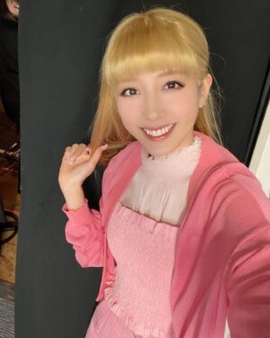 Ruka Matsuda Instagram - ブロードウェイミュージカル『MEAN GIRLS』昨日大千穐楽を迎えました！
お越しくださった皆様、本当にありがとうございました☺️

知らない事だらけで新しい世界をこうして最後まで楽しむ事ができたのは、カンパニーの皆さんが優しく温かかったからだと実感しています😌💕
ミュージカルの魅力を知れたり、次はもっとこんな事にチャレンジしてみたい！と、楽しい思い出やワクワクを沢山得られました。ミーンガールズに携わる全ての皆様にとても感謝しています◎

最初は悩みながら探っていったカレンちゃんですが、今では私が少しカレン・スミスになっている？と言うところもあり(実際お喋りがゆっくりになってる！)、それだけちゃんとカレンちゃんの側に居てあげることが出来たんじゃないかなと思っております。

たくさんの好きな言葉にも出会えましたし、最後まで誰も欠けることなく全公演駆け抜けられたことを嬉しく思います。
改めまして、皆様ありがとうございました！！！！
みんなにsexyコーンあげちゃう！！！🌽🌽💕

怒涛のお着替えだったなぁ…💭
.
#MEANGIRLS #ミーンガールズ #ミュージカルミーンガールズ #meangirlsmusical
