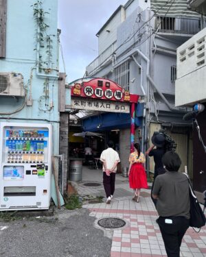 Ruka Matsuda Instagram - 遅くなってしまいました…！
NHK『ロコだけが知っている』ご覧いただいた皆様、ありがとうございました🌺
明日21日の午後2:05〜再放送の予定もありますので、見逃した方や、うちの地域じゃ放送なかったよ〜と言う方は是非そちらで楽しんで頂けると嬉しいです！
(見逃し配信もあります◎)

実はこのロケの時『だから私は推しました』の時のスタッフさんが居て、私がいるからって沖縄までサニサイT着て来て下さったのが嬉し過ぎた1日でした😂💕

めちゃめちゃ南国感満載の衣装、とても可愛かった🥹

Aloha shirt , skirt & necklace / @kahiko_hawaii 
sandal / @kanematsu_official 
.
#ロコだけが知っている #沖縄そば