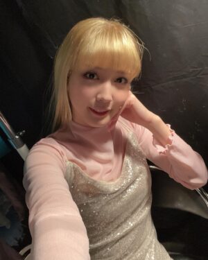 Ruka Matsuda Instagram - ブロードウェイミュージカル『MEAN GIRLS』昨日大千穐楽を迎えました！
お越しくださった皆様、本当にありがとうございました☺️

知らない事だらけで新しい世界をこうして最後まで楽しむ事ができたのは、カンパニーの皆さんが優しく温かかったからだと実感しています😌💕
ミュージカルの魅力を知れたり、次はもっとこんな事にチャレンジしてみたい！と、楽しい思い出やワクワクを沢山得られました。ミーンガールズに携わる全ての皆様にとても感謝しています◎

最初は悩みながら探っていったカレンちゃんですが、今では私が少しカレン・スミスになっている？と言うところもあり(実際お喋りがゆっくりになってる！)、それだけちゃんとカレンちゃんの側に居てあげることが出来たんじゃないかなと思っております。

たくさんの好きな言葉にも出会えましたし、最後まで誰も欠けることなく全公演駆け抜けられたことを嬉しく思います。
改めまして、皆様ありがとうございました！！！！
みんなにsexyコーンあげちゃう！！！🌽🌽💕

怒涛のお着替えだったなぁ…💭
.
#MEANGIRLS #ミーンガールズ #ミュージカルミーンガールズ #meangirlsmusical