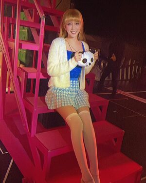 Ruka Matsuda Instagram - ブロードウェイミュージカル『MEAN GIRLS』昨日大千穐楽を迎えました！
お越しくださった皆様、本当にありがとうございました☺️

知らない事だらけで新しい世界をこうして最後まで楽しむ事ができたのは、カンパニーの皆さんが優しく温かかったからだと実感しています😌💕
ミュージカルの魅力を知れたり、次はもっとこんな事にチャレンジしてみたい！と、楽しい思い出やワクワクを沢山得られました。ミーンガールズに携わる全ての皆様にとても感謝しています◎

最初は悩みながら探っていったカレンちゃんですが、今では私が少しカレン・スミスになっている？と言うところもあり(実際お喋りがゆっくりになってる！)、それだけちゃんとカレンちゃんの側に居てあげることが出来たんじゃないかなと思っております。

たくさんの好きな言葉にも出会えましたし、最後まで誰も欠けることなく全公演駆け抜けられたことを嬉しく思います。
改めまして、皆様ありがとうございました！！！！
みんなにsexyコーンあげちゃう！！！🌽🌽💕

怒涛のお着替えだったなぁ…💭
.
#MEANGIRLS #ミーンガールズ #ミュージカルミーンガールズ #meangirlsmusical