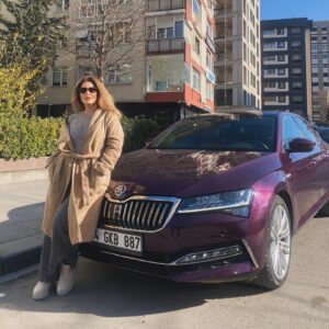 Ruken Demirer Instagram - İstanbul trafiğinde, güzel bir gösteriye gitmek için @skodaturkiye ile konforlu bir sürüşe hazırım 👌🏼😎 #skodaileyollardayim *reklam