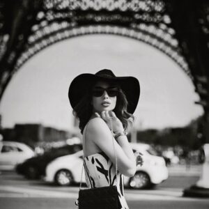 Ruken Demirer Instagram - Siyah&beyaz bir #paris #tbt si ♠️ || A black and white Paris ✨ #rukenontheroad ✨
