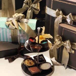 Ruken Demirer Instagram - “Babalar Günü”nde babaları biraz şımartalım|| On Father's Day, let's pamper them a little 🫶🍒 @marieantoinettechocolatier ✨ #vrai chocolat #realchocolate 👌🏼