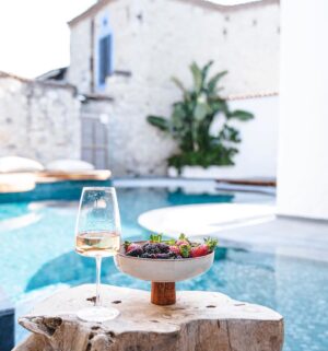 Ruken Demirer Instagram - Hacımemiş’in en keyifli lokasyonunda bulunan çok sevdiğimiz, Kurabiye Otel bu sezon yenilendi! 

Minimal dokunuşların doğanın tüm tonlarıyla buluştuğu yeni yüzüyle @kurabiyeotel sizleri bekliyor… 🍃Benden söylemesi ☀️#rukenontheroad 💙 || Our favorite @kurabiyeotel , located in the most pleasant location of Hacımemis, has been renewed this season!

Kurabiye Hotel is waiting for you with its new face where minimal touches meet all the tones of nature… 🍃 #rukenontheroad 🌸