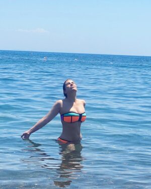 Ruken Demirer Instagram - Yaz sezonu açıldı ☀️💙 || Summer season opened #righthererightnow #rukenontheroad 🧜‍♀️