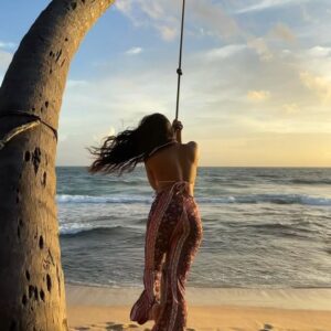 Rukku Nahar Instagram - found my happy place 🌴🦥