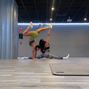 Rukku Nahar Instagram - "Why do you take so long in the gym?" 

🤸🏽‍♀️💚