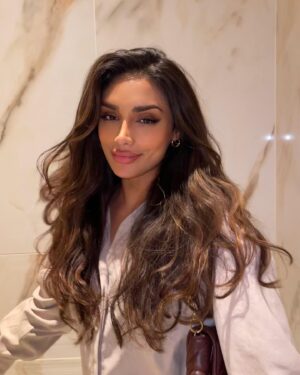 Rukku Nahar Instagram - natural hair and the quickest eye makeup i’ve ever done✌🏽🤍👜