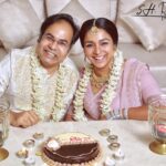 Runa Khan Instagram - ১২ বছর... যে স্নেহ,যত্ন,ভালোবাসা,গুরুত্ব,সম্মান,আদর আমার প্রতি তুমি দেখিয়েছো এই বারো বছরে কখনো কখনো মনে হয়েছে আমার মা-বাবা’ও এভাবে আমার প্রতি অনুভুতির প্রকাশটা দেখাতে পারেনি.. যদিও আমি আমার বাবা-মার অতীব আদরের একমাত্র মেয়ে..😊 এবং আমি নিশ্চিত যে পরিমান মমতা ও দরদ নিয়ে তুমি আমার পিছে-পিছে ঘুরতে থাকো আমার একমাত্র সন্তানও কখনো এমন মমতা আর দরদে আমাকে আগলে রাখতে পারবে না.. জাগতিক আমার প্রায় সকল শখ-আহ্লাদ-চাওয়াই তুমি পূর্ণ করে ফেলেছো, তেমন কিছুই আর চাইবার নেই.. শুধু সুস্থ থাকো..আমার আর মেয়ের সাথে অনেক অনেক বছর বেঁচে থাকো.. ব্যাস এটুকুই চাওয়া.. শুভ কাগজ-কলম দিবস আমার EW ❤️ (বি.দ্র- এর মানে এই নয় যে,আমরা ঝগড়া-ঝাটি, রাগা-রাগি করে প্লেট-গ্লাস ভাঙি নাই কখনো.. প্লেট-গ্লাস ভাংচুর অতীতেও চলেছে ভবিষ্যতেও চলবে ইনশাআল্লাহ ..😏)