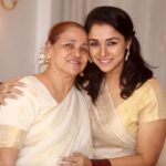 Runa Khan Instagram - তার সাথে আমার বয়সের পার্থক্য কুড়ি বছর.. প্রথম ছবিটা আমি ক্লাস সেভেনে পড়াকালীন সময়ে তোলা.. সে সময় সবাই আমাদের দুজনকে দেখে বলতো, “তোমরা কি দুজন বোন ..? 🤡” আমি বুড়ো হয়ে গেলাম, সে এখনো তরুণী.. বয়সের সাথে সাথে তার সৌন্দর্য-তারুণ্য বাড়ছে..😍 ধৈর্য, মানবিকতা, আধুনিকতায় তোমার মত স্বশিক্ষিত্ব মানুষ আমি জীবনে খুব কম দেখেছি.. তুমি মানবিক-রুচিবোধসম্পন্ন-উদার-অপূর্ব সুন্দর মানুষ আম্মা.. সুস্থ থাকো.. এমনই সুন্দর থাকো.. ভালোবাসা.. ❤️ Happy Mother’s Day আম্মা 💋 #runakhan
