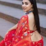 Runa Khan Instagram - কৃষ্ণচূড়ার বনে বনে আগুন লেগেছে.. ❤️ #runakhan জামদানী - @taqwausa ব্লাউজ- @dustcoat_blouz Shoot Coordinator- @almasidrono 📸- @noorphoto69