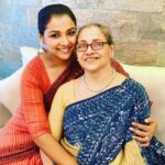 Runa Khan Instagram - তার সাথে আমার বয়সের পার্থক্য কুড়ি বছর.. প্রথম ছবিটা আমি ক্লাস সেভেনে পড়াকালীন সময়ে তোলা.. সে সময় সবাই আমাদের দুজনকে দেখে বলতো, “তোমরা কি দুজন বোন ..? 🤡” আমি বুড়ো হয়ে গেলাম, সে এখনো তরুণী.. বয়সের সাথে সাথে তার সৌন্দর্য-তারুণ্য বাড়ছে..😍 ধৈর্য, মানবিকতা, আধুনিকতায় তোমার মত স্বশিক্ষিত্ব মানুষ আমি জীবনে খুব কম দেখেছি.. তুমি মানবিক-রুচিবোধসম্পন্ন-উদার-অপূর্ব সুন্দর মানুষ আম্মা.. সুস্থ থাকো.. এমনই সুন্দর থাকো.. ভালোবাসা.. ❤️ Happy Mother’s Day আম্মা 💋 #runakhan