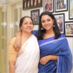 Runa Khan Instagram - তার সাথে আমার বয়সের পার্থক্য কুড়ি বছর.. প্রথম ছবিটা আমি ক্লাস সেভেনে পড়াকালীন সময়ে তোলা.. সে সময় সবাই আমাদের দুজনকে দেখে বলতো, “তোমরা কি দুজন বোন ..? 🤡” আমি বুড়ো হয়ে গেলাম, সে এখনো তরুণী.. বয়সের সাথে সাথে তার সৌন্দর্য-তারুণ্য বাড়ছে..😍 ধৈর্য, মানবিকতা, আধুনিকতায় তোমার মত স্বশিক্ষিত্ব মানুষ আমি জীবনে খুব কম দেখেছি.. তুমি মানবিক-রুচিবোধসম্পন্ন-উদার-অপূর্ব সুন্দর মানুষ আম্মা.. সুস্থ থাকো.. এমনই সুন্দর থাকো.. ভালোবাসা.. ❤️ Happy Mother’s Day আম্মা 💋 #runakhan