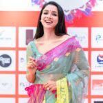 Runa Khan Instagram - @her.etrade এর এক্সজিবিশন এ সকল উদ্যোক্তারা সেদিন একটু অবাকই হয়েছিলেন, কি করে ৫ ঘন্টা হেঁটে,৫১ টা স্টলের প্রতিটিতে আমি যেতে পারলাম এবং সবার সাথে সময় কাটাতে পারলাম.. আর আমি ভীষণ অবাক হয়ে মনে-মনে ভাবছিলাম আপনারা কি করে সকল রকম প্রতিকুলতা পার হয়ে, দেশের বিভিন্ন জায়গা থেকে এসে, টানা তিন দিন ৩০-৩৬ ঘন্টা দাঁড়িয়ে থেকে হাসিমুখে নিজেদের তৈরি শিল্পকে সকলের সামনে এত সুন্দর করে উপস্থাপন করে যাচ্ছেন..! আপনারা যদি ভেবে থাকেন, আমি আপনাদের উৎসাহ দিতে গিয়েছিলাম.. সেটি ভুল ! আমি মূলত আপনাদের সকলের কাছ থেকে নিজের কাজের প্রতি ভালোবাসা,উৎসাহ,কর্মউদ্দীপনা,জীবনীশক্তি ধার করতে গিয়েছিলাম..!! আপনাদের দেখে সকল নারী শ্রম দিয়ে,স্বপ্ন দেখে,স্বপ্ন পূরণ করার পথে হাঁটুক.. আমার প্রাণঢালা ভালোবাসা-শ্রদ্ধা-শুভকামনা আপনাদের জন্য.. সকল নারীর স্বপ্ন পূরণ হোক ❤️ বিশেষ ধন্যবাদ ফেরদৌসি রিতা & Waresa Khanam Prity এত ভালোবেসে,এত আদর দিয়ে এমন সুন্দর একটা অভিজ্ঞতা আমাকে উপহার দেবার জন্য 😇 জামদানী- @tabeebaalam by Ayesha Siddika Tumpa প্রিয় রিক্সা গহনা - @mollika_official by Oliva Biswas মেকআপ- @signature.look.by.samia by Samia Rahman Khan