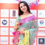 Runa Khan Instagram - @her.etrade এর এক্সজিবিশন এ সকল উদ্যোক্তারা সেদিন একটু অবাকই হয়েছিলেন, কি করে ৫ ঘন্টা হেঁটে,৫১ টা স্টলের প্রতিটিতে আমি যেতে পারলাম এবং সবার সাথে সময় কাটাতে পারলাম.. আর আমি ভীষণ অবাক হয়ে মনে-মনে ভাবছিলাম আপনারা কি করে সকল রকম প্রতিকুলতা পার হয়ে, দেশের বিভিন্ন জায়গা থেকে এসে, টানা তিন দিন ৩০-৩৬ ঘন্টা দাঁড়িয়ে থেকে হাসিমুখে নিজেদের তৈরি শিল্পকে সকলের সামনে এত সুন্দর করে উপস্থাপন করে যাচ্ছেন..! আপনারা যদি ভেবে থাকেন, আমি আপনাদের উৎসাহ দিতে গিয়েছিলাম.. সেটি ভুল ! আমি মূলত আপনাদের সকলের কাছ থেকে নিজের কাজের প্রতি ভালোবাসা,উৎসাহ,কর্মউদ্দীপনা,জীবনীশক্তি ধার করতে গিয়েছিলাম..!! আপনাদের দেখে সকল নারী শ্রম দিয়ে,স্বপ্ন দেখে,স্বপ্ন পূরণ করার পথে হাঁটুক.. আমার প্রাণঢালা ভালোবাসা-শ্রদ্ধা-শুভকামনা আপনাদের জন্য.. সকল নারীর স্বপ্ন পূরণ হোক ❤️ বিশেষ ধন্যবাদ ফেরদৌসি রিতা & Waresa Khanam Prity এত ভালোবেসে,এত আদর দিয়ে এমন সুন্দর একটা অভিজ্ঞতা আমাকে উপহার দেবার জন্য 😇 জামদানী- @tabeebaalam by Ayesha Siddika Tumpa প্রিয় রিক্সা গহনা - @mollika_official by Oliva Biswas মেকআপ- @signature.look.by.samia by Samia Rahman Khan
