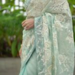 Runa Khan Instagram - Sophistication is all about embracing elegance and refined style… #runakhan #মসলিন #দেশীশাড়ী In frame: @runa_khan._.raw Sharee: @safiya_sathi Cinematographer: @iemranfrahman Makeup: @signature.look.by.samia Jewellery: @dazzlebysonia