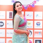 Runa Khan Instagram - @her.etrade এর এক্সজিবিশন এ সকল উদ্যোক্তারা সেদিন একটু অবাকই হয়েছিলেন, কি করে ৫ ঘন্টা হেঁটে,৫১ টা স্টলের প্রতিটিতে আমি যেতে পারলাম এবং সবার সাথে সময় কাটাতে পারলাম.. আর আমি ভীষণ অবাক হয়ে মনে-মনে ভাবছিলাম আপনারা কি করে সকল রকম প্রতিকুলতা পার হয়ে, দেশের বিভিন্ন জায়গা থেকে এসে, টানা তিন দিন ৩০-৩৬ ঘন্টা দাঁড়িয়ে থেকে হাসিমুখে নিজেদের তৈরি শিল্পকে সকলের সামনে এত সুন্দর করে উপস্থাপন করে যাচ্ছেন..! আপনারা যদি ভেবে থাকেন, আমি আপনাদের উৎসাহ দিতে গিয়েছিলাম.. সেটি ভুল ! আমি মূলত আপনাদের সকলের কাছ থেকে নিজের কাজের প্রতি ভালোবাসা,উৎসাহ,কর্মউদ্দীপনা,জীবনীশক্তি ধার করতে গিয়েছিলাম..!! আপনাদের দেখে সকল নারী শ্রম দিয়ে,স্বপ্ন দেখে,স্বপ্ন পূরণ করার পথে হাঁটুক.. আমার প্রাণঢালা ভালোবাসা-শ্রদ্ধা-শুভকামনা আপনাদের জন্য.. সকল নারীর স্বপ্ন পূরণ হোক ❤️ বিশেষ ধন্যবাদ ফেরদৌসি রিতা & Waresa Khanam Prity এত ভালোবেসে,এত আদর দিয়ে এমন সুন্দর একটা অভিজ্ঞতা আমাকে উপহার দেবার জন্য 😇 জামদানী- @tabeebaalam by Ayesha Siddika Tumpa প্রিয় রিক্সা গহনা - @mollika_official by Oliva Biswas মেকআপ- @signature.look.by.samia by Samia Rahman Khan