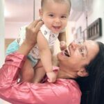 Runa Khan Instagram - আমার আব্বা আজকে প্রথম আমাকে দেখতে এসেছে আমার বাড়ীতে..🥰 আমার সোনাবাপ..😍 আমার তমোহর ❤️ যে জীবন ঘরের.. #familyfirst #familylove #nomakeup #nofilter #runakhan