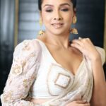 Runa Khan Instagram - আলগা করো গো খোঁপার বাঁধন..🕊️ জামদানী- @taqwausa ঝুমকা- @mollika_official ব্লাউজ & বেল্ট- @dustcoat_blouz মেকআপ- @farhanachaity_official 📸- @md_sajib_79 Shoot coordination- @almasidrono #মেরিলপ্রথমআলো২০২৩ #runakhan