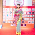 Runa Khan Instagram - @her.etrade এর এক্সজিবিশন এ সকল উদ্যোক্তারা সেদিন একটু অবাকই হয়েছিলেন, কি করে ৫ ঘন্টা হেঁটে,৫১ টা স্টলের প্রতিটিতে আমি যেতে পারলাম এবং সবার সাথে সময় কাটাতে পারলাম.. আর আমি ভীষণ অবাক হয়ে মনে-মনে ভাবছিলাম আপনারা কি করে সকল রকম প্রতিকুলতা পার হয়ে, দেশের বিভিন্ন জায়গা থেকে এসে, টানা তিন দিন ৩০-৩৬ ঘন্টা দাঁড়িয়ে থেকে হাসিমুখে নিজেদের তৈরি শিল্পকে সকলের সামনে এত সুন্দর করে উপস্থাপন করে যাচ্ছেন..! আপনারা যদি ভেবে থাকেন, আমি আপনাদের উৎসাহ দিতে গিয়েছিলাম.. সেটি ভুল ! আমি মূলত আপনাদের সকলের কাছ থেকে নিজের কাজের প্রতি ভালোবাসা,উৎসাহ,কর্মউদ্দীপনা,জীবনীশক্তি ধার করতে গিয়েছিলাম..!! আপনাদের দেখে সকল নারী শ্রম দিয়ে,স্বপ্ন দেখে,স্বপ্ন পূরণ করার পথে হাঁটুক.. আমার প্রাণঢালা ভালোবাসা-শ্রদ্ধা-শুভকামনা আপনাদের জন্য.. সকল নারীর স্বপ্ন পূরণ হোক ❤️ বিশেষ ধন্যবাদ ফেরদৌসি রিতা & Waresa Khanam Prity এত ভালোবেসে,এত আদর দিয়ে এমন সুন্দর একটা অভিজ্ঞতা আমাকে উপহার দেবার জন্য 😇 জামদানী- @tabeebaalam by Ayesha Siddika Tumpa প্রিয় রিক্সা গহনা - @mollika_official by Oliva Biswas মেকআপ- @signature.look.by.samia by Samia Rahman Khan