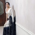Runa Khan Instagram - ও যে মানে না মানা..🖤 #runakhan শাড়ী- @shareekothon 📸- @mruba_2023