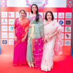 Runa Khan Instagram - @her.etrade এর এক্সজিবিশন এ সকল উদ্যোক্তারা সেদিন একটু অবাকই হয়েছিলেন, কি করে ৫ ঘন্টা হেঁটে,৫১ টা স্টলের প্রতিটিতে আমি যেতে পারলাম এবং সবার সাথে সময় কাটাতে পারলাম.. আর আমি ভীষণ অবাক হয়ে মনে-মনে ভাবছিলাম আপনারা কি করে সকল রকম প্রতিকুলতা পার হয়ে, দেশের বিভিন্ন জায়গা থেকে এসে, টানা তিন দিন ৩০-৩৬ ঘন্টা দাঁড়িয়ে থেকে হাসিমুখে নিজেদের তৈরি শিল্পকে সকলের সামনে এত সুন্দর করে উপস্থাপন করে যাচ্ছেন..! আপনারা যদি ভেবে থাকেন, আমি আপনাদের উৎসাহ দিতে গিয়েছিলাম.. সেটি ভুল ! আমি মূলত আপনাদের সকলের কাছ থেকে নিজের কাজের প্রতি ভালোবাসা,উৎসাহ,কর্মউদ্দীপনা,জীবনীশক্তি ধার করতে গিয়েছিলাম..!! আপনাদের দেখে সকল নারী শ্রম দিয়ে,স্বপ্ন দেখে,স্বপ্ন পূরণ করার পথে হাঁটুক.. আমার প্রাণঢালা ভালোবাসা-শ্রদ্ধা-শুভকামনা আপনাদের জন্য.. সকল নারীর স্বপ্ন পূরণ হোক ❤️ বিশেষ ধন্যবাদ ফেরদৌসি রিতা & Waresa Khanam Prity এত ভালোবেসে,এত আদর দিয়ে এমন সুন্দর একটা অভিজ্ঞতা আমাকে উপহার দেবার জন্য 😇 জামদানী- @tabeebaalam by Ayesha Siddika Tumpa প্রিয় রিক্সা গহনা - @mollika_official by Oliva Biswas মেকআপ- @signature.look.by.samia by Samia Rahman Khan