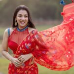Runa Khan Instagram - কৃষ্ণচূড়ার বনে বনে আগুন লেগেছে.. ❤️ #runakhan জামদানী - @taqwausa ব্লাউজ- @dustcoat_blouz Shoot Coordinator- @almasidrono 📸- @noorphoto69