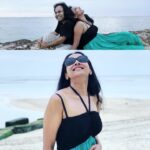Runa Khan Instagram - প্রথম ছবিটা বালির সমুদ্রতীরে তোলা ২০১৩ তে.. (আমার বয়স তখন ৩০, ওজন প্রায় ৮০ কেজি..🥰) দ্বিতীয় ছবিটা মালদ্বীপ এর সমুদ্রতীরে তোলা ২০২২ এ.. (আমার বয়স তখন ৩৯,ওজন ৬৫ কেজি..🥰) বেঁচে থাকলে হয়ত ৮০ বছর বয়সেও সমুদ্রতীরে গিয়ে এমন পোশাকই পরবো.. কারণ আমি বিশ্বাস করি, কে কোথায় কেমন পোশাক পরবে সেটা তার ব্যাক্তিগত পছন্দ, বয়স ২০ না ৮০ সেটা যেমন কোন ব্যাপার না.. ওজন ৫০ কেজি না ১৫০ কেজি সেটাও কোন ব্যাপার না.. ব্যাপার হচ্ছে , এটা আমার পছন্দ 😊 আমি একজন পরিনত বয়সের মানুষ, আমি আমার জীবন অবশ্যই আমার পছন্দমত যাপন করার অধিকার রাখি.. (শুধু পৃথিবীর কোন প্রাণের ক্ষতি না করে..) দুটো ছবিতে সময়..জায়গা..বয়স..ওজন..অনেক কিছুর পার্থক্য .. তবে এক টা বিষয় একই আছে, আমার পোশাক.. বিশ্বাস.. আর হাসি..😊 #runakhan