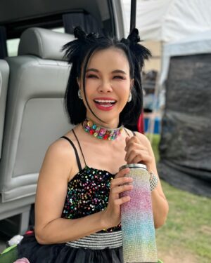 Rungrawan Tonahongsa Instagram - ความสดใสมีเยอะ ความเลอะเทอะก็มีไม่น้อย😂😂 

ชุด @patbanpom_1 
ผม หน้า ตากล้อง😆@jum_hair_makeup