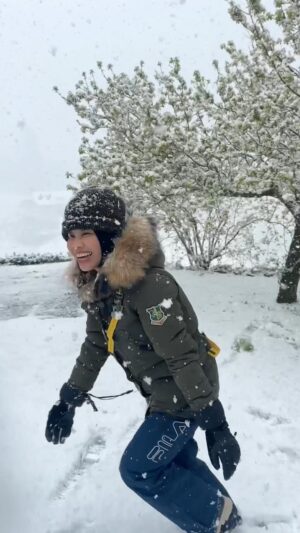 Rungrawan Tonahongsa Instagram - พอมาเจอหิมะมันก็จะเริงร่าประมาณค่ะ ❄️☃️ #สวิตเซอร์แลนด์ดินแดนในฝัน #switzerland🇨🇭#2024