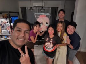 Rungrawan Tonahongsa Instagram - ขอบคุณสำหรับเค้กและของขวัญย้อนหลังวันเกิดนะคะ บ้านนี้น่ารักตลอดเลย🥰😘